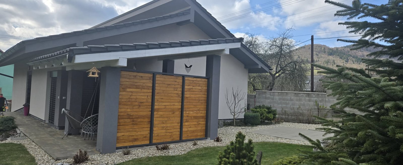 Tri polia terasovej rolety so zatvorenými lamelami na terase rodinného domu