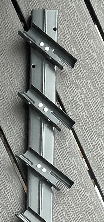 Detail roletového mechanizmu v antracitovej farbe s otočnými ramenami a montážnymi otvormi